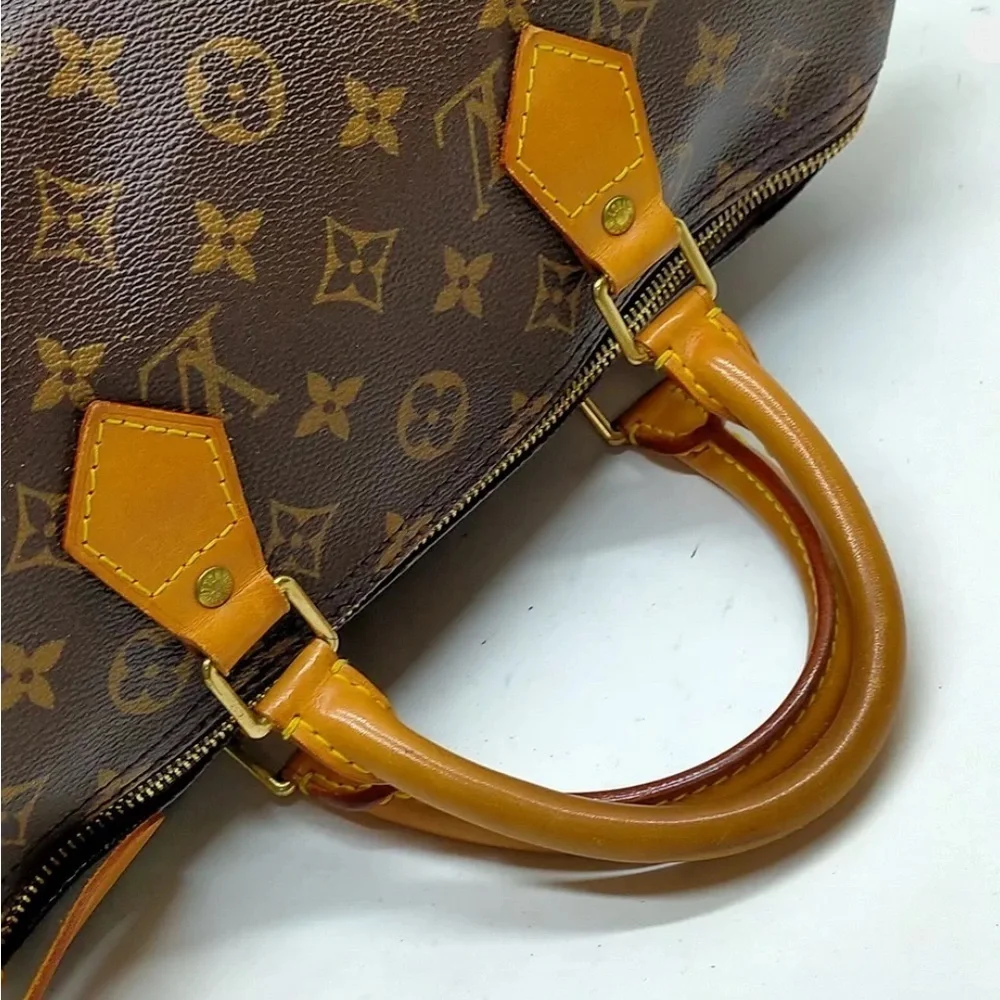 - Louis Vuitton authentic Speedy 30 vintage. With COA